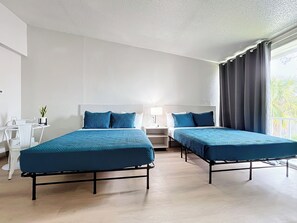 1 soverom, skrivebord, blendingsgardiner og strykejern/-brett