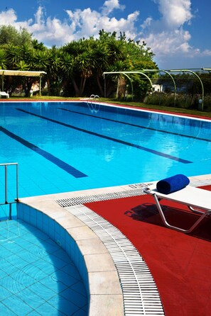 Kolam renang outdoor, dengan payung kolam renang dan kursi berjemur