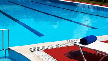 Utomhuspool, parasoller och solstolar