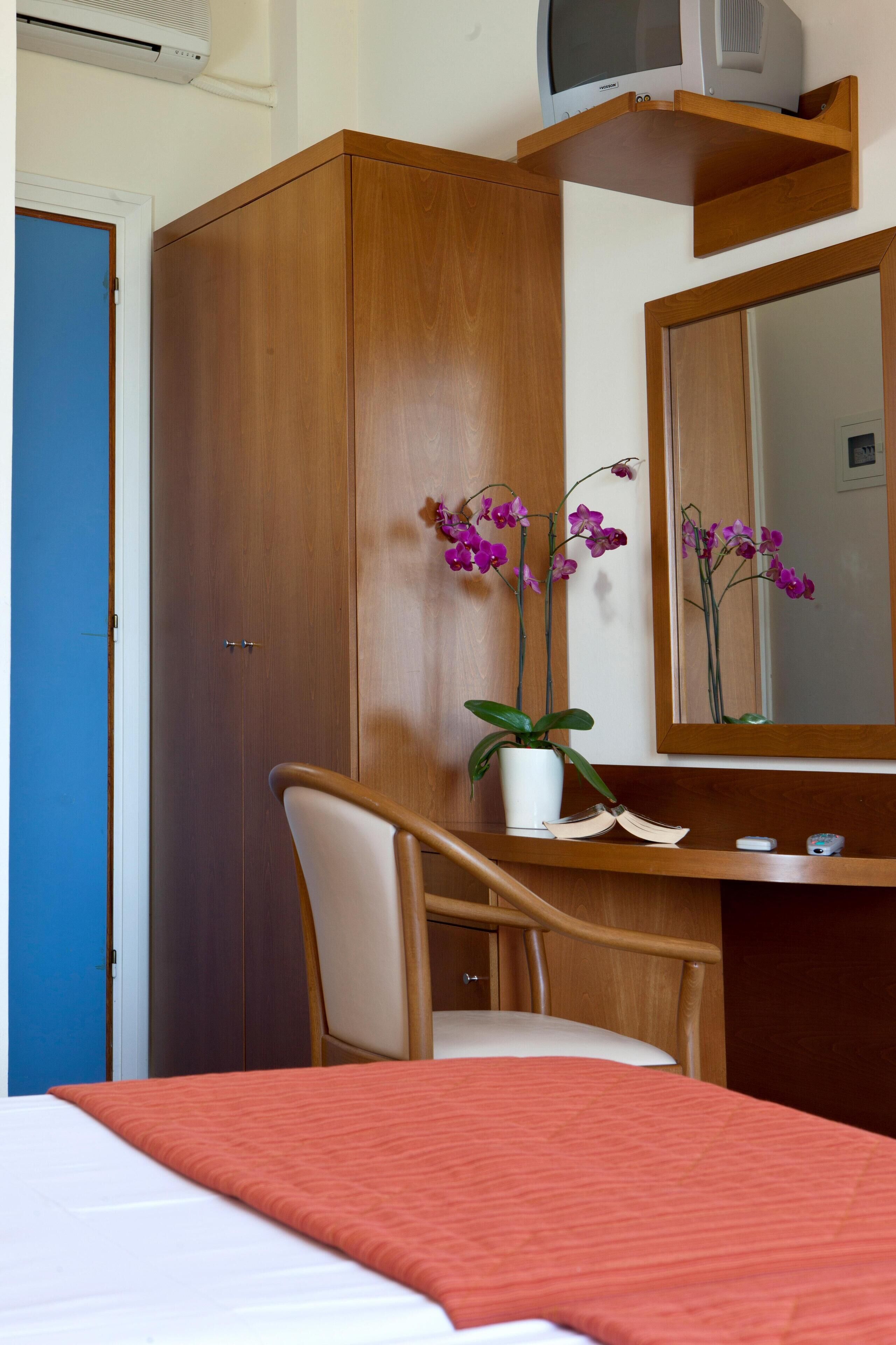 Caja de seguridad en la habitación y tabla de planchar con plancha 