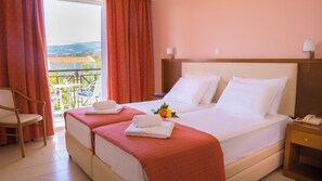 Brankas, setrika/meja setrika, dan tempat tidur bayi gratis