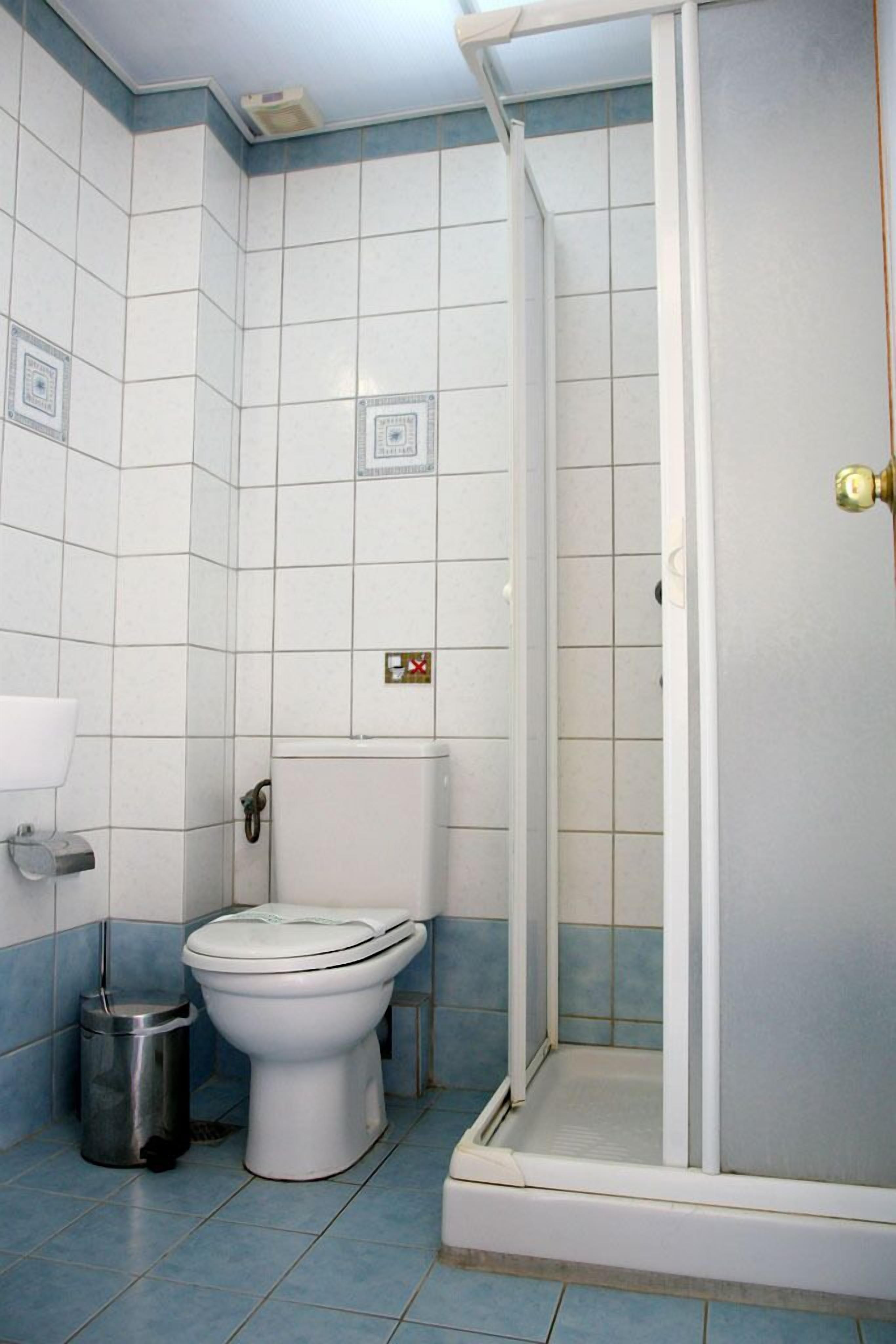 Ducha, artículos de tocador gratuitos, secador de pelo