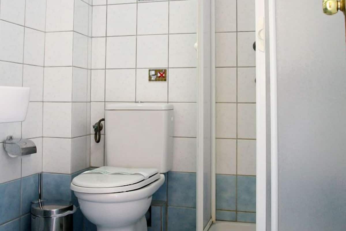 Buồng tắm vòi sen, đồ dùng nhà tắm miễn phí, máy sấy tóc