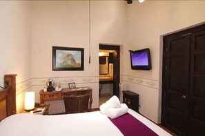 Desk, iron/ironing board, WiFi, bed sheets - Hotel Villa del Villar (Querétaro)