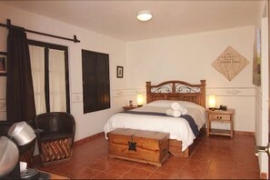 Bureau, fer et planche à repasser, Wi-Fi, draps fournis