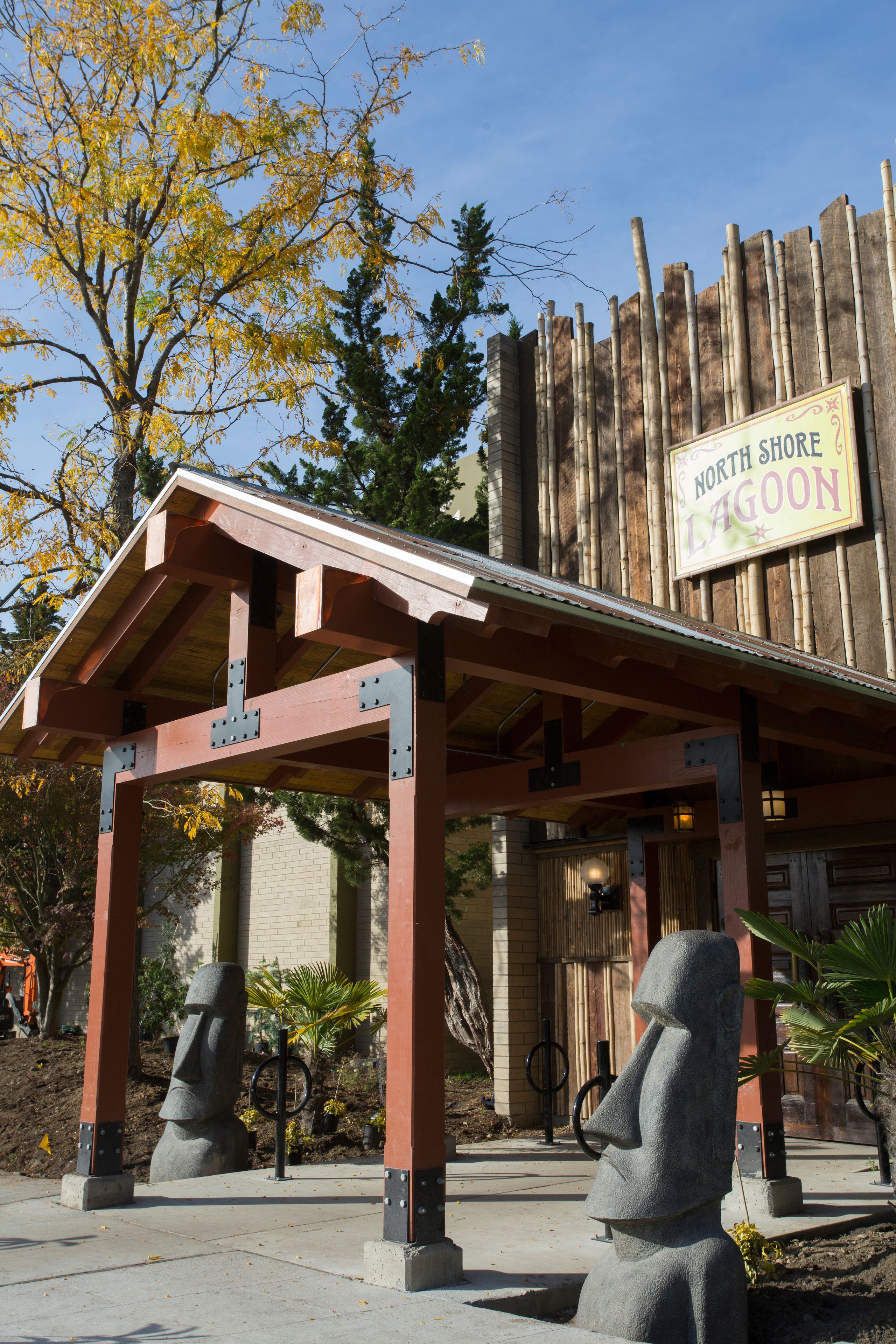 3 restaurants, breakfast, lunch, dinner served; hawaiian cuisine