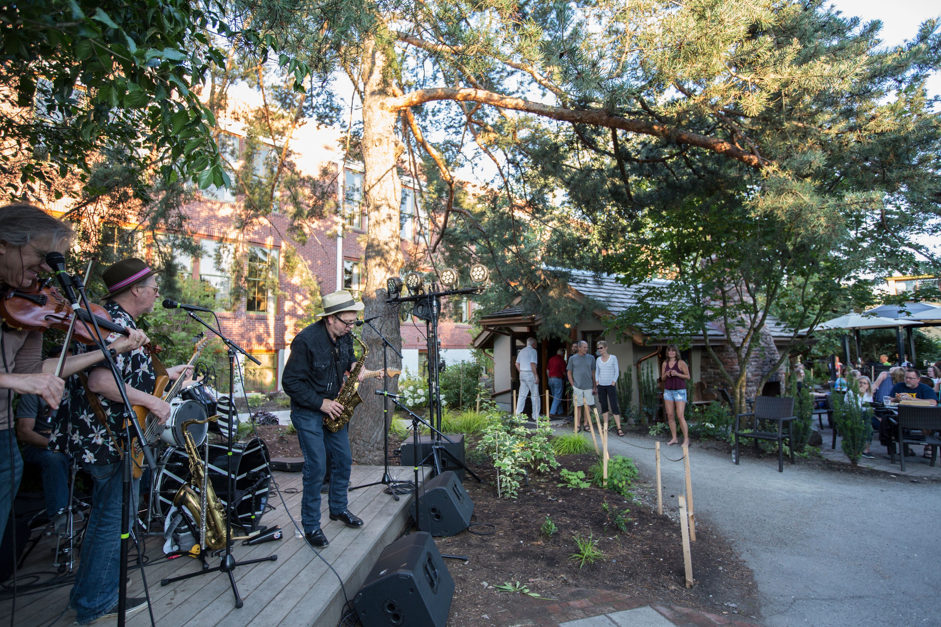 5 bars/lounges, cocktail bar