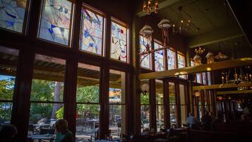 3 restaurantes; se sirven desayunos, almuerzos, cenas y cocina hawaiana