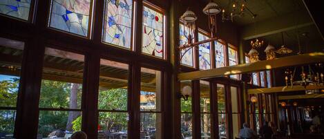 3 restaurantes; se sirve desayuno, almuerzo y cena; cocina hawaiana