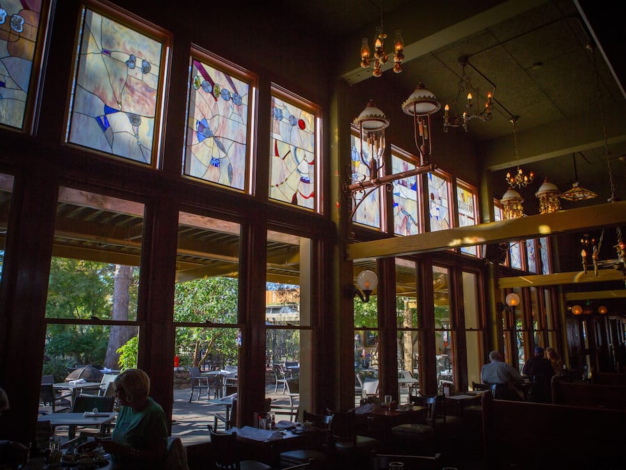 3 restaurants, breakfast, lunch, dinner served; Hawaiian cuisine