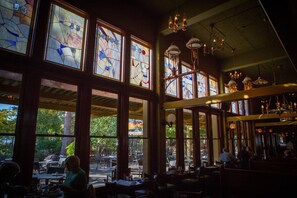 3 restaurantes; se sirve desayuno, almuerzo y cena; cocina hawaiana