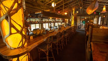 5 bars/lounges, cocktail bar