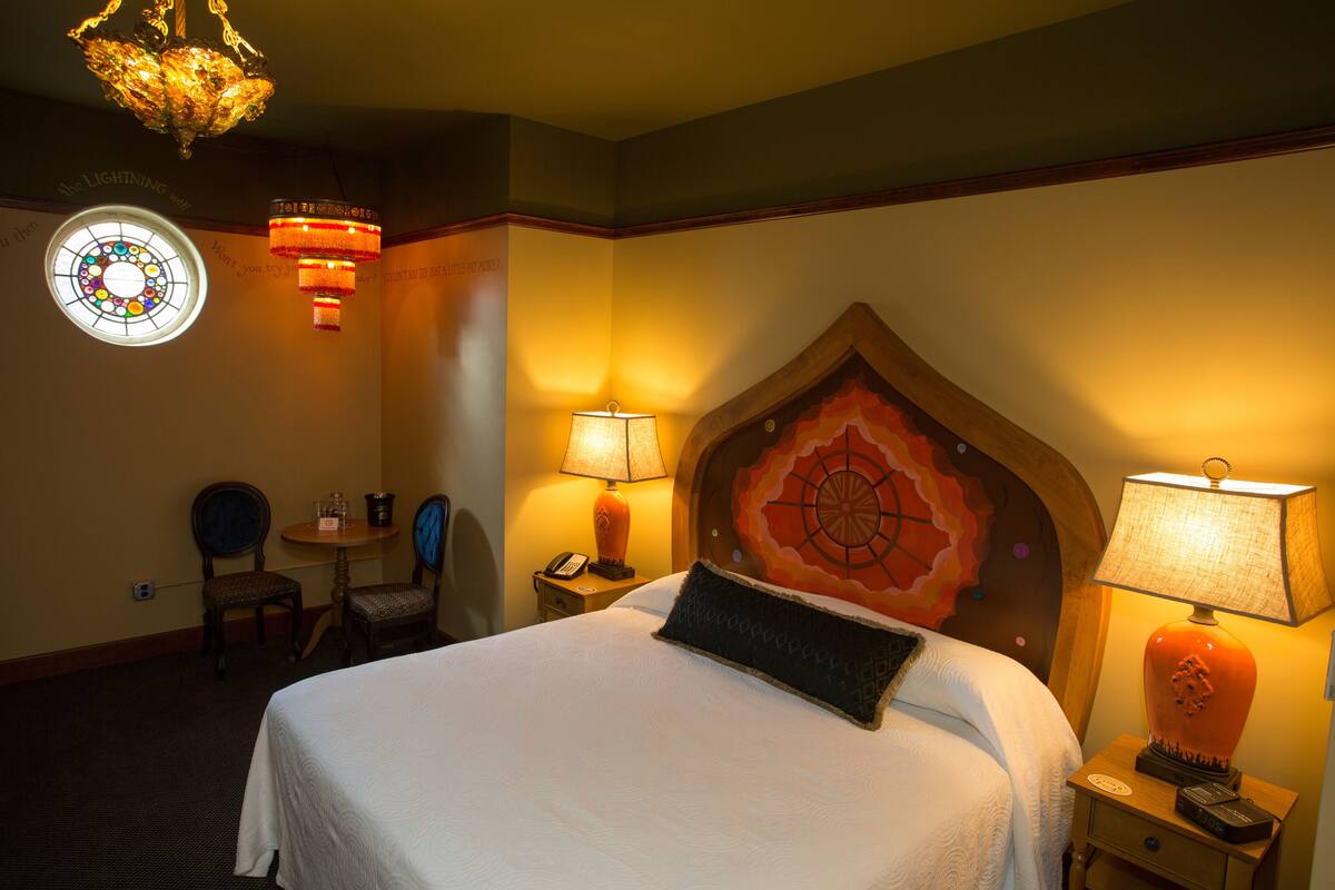Standard Room, 1 King Bed | In-room safe, desk, iron/ironing board, rollaway beds (surcharge)