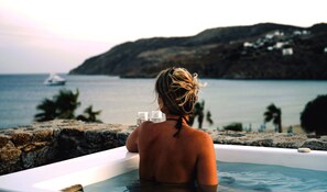 Minibar, in-room safe, individually decorated, desk - Sea Side Studios & Houses (Mykonos)