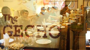 Un restaurante con una larga mesa de comedor llena de diferentes platos y bebidas.