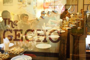 Breakfast, lunch, dinner served; international cuisine - The Gecho Inn Town (Jepara)
