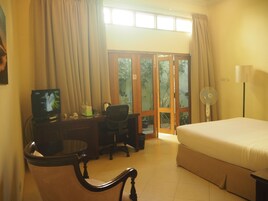 Executive Double Room | Premium bedding, minibar, in-room safe, desk