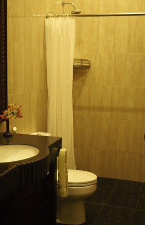 A bathroom with a bathtub, toilet, and sink.