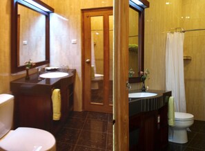 Executive Double Room | Bathroom | Shower, free toiletries, hair dryer, towels - The Gecho Inn Town (Jepara)
