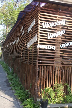 朝食、ランチ、ディナーに営業 (多国籍料理)