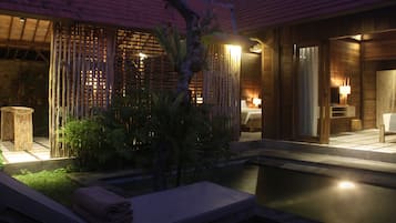Two Bedrooms Private Pool Villa | Minibar, meja kerja, dan tirai kedap cahaya