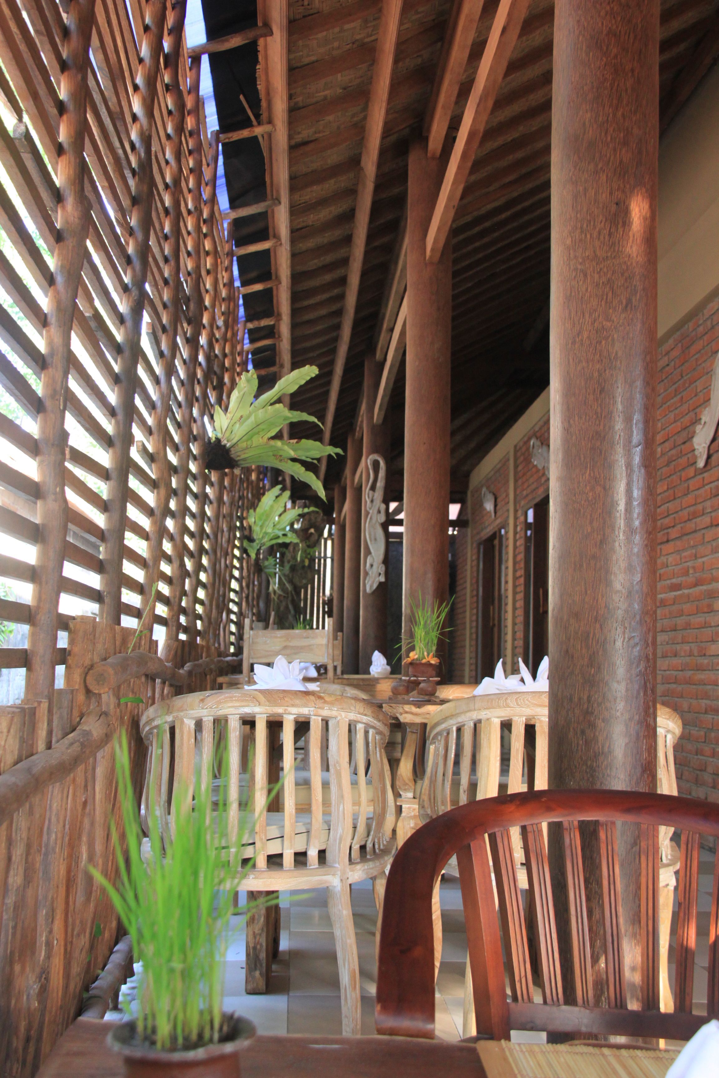 breakfast, lunch, dinner served; international cuisine