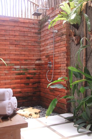 Deluxe Room | Bathroom | Shower, free toiletries, hair dryer, bathrobes - Umaya Ubud Villa (Ubud)