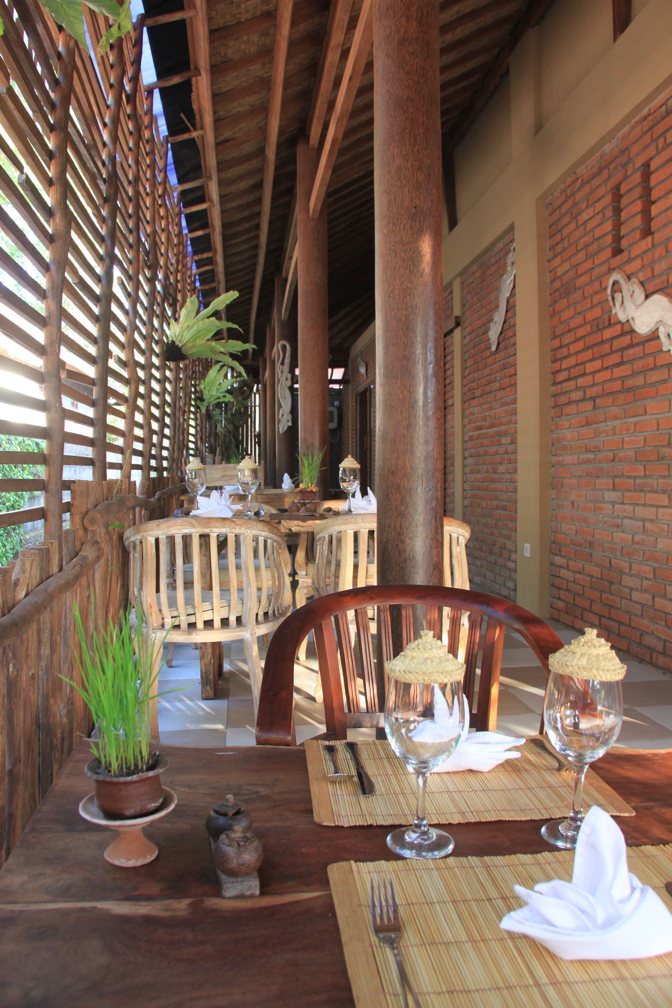 breakfast, lunch, dinner served; international cuisine