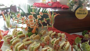 Ein Buffet mit verschiedenen Sandwiches und einem Schild mit der Aufschrift 'Citarasa Pembuka Selera'.