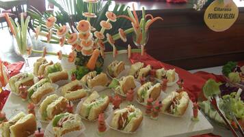 Desayuno buffet (MYR 30 por persona)