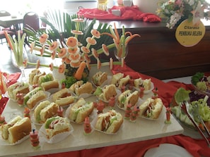 每日供应自助式早餐(每人 MYR 30)