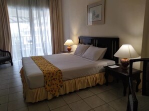 Minibar, skrivebord, ekstrasenger (mot et tillegg) og wi-fi (inkludert)