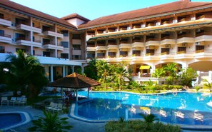 2 piscines extérieures