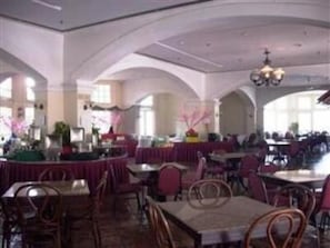 Breakfast, lunch, dinner served; Halal dishes, pool views