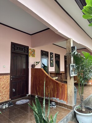 ห้องแฟมิลี่ทริปเปิล, 2 ห้องนอน, ตู้เย็น, ติดสวน | บริเวณนั่งเล่น | เตาผิง