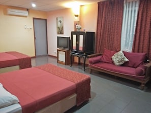 Habitación familiar | Sala de estar | Una televisión