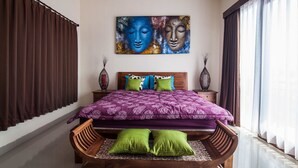 A modern bedroom with a large bed, wooden headboard, and a colorful abstract painting above it. - Villa D'Kerobokan (Denpasar)