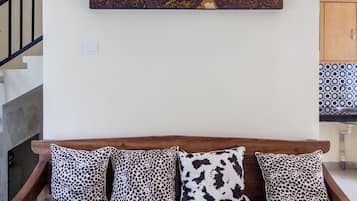 Vila, 1 kamar tidur (with Private Jaccuzzi) | Ruang keluarga | Televisi LED 40-inci dengan saluran TV satelit dan TV