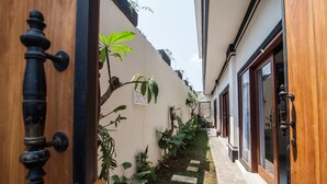 A narrow pathway with stepping stones leading to a building entrance. - Villa D'Kerobokan (Denpasar)