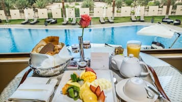 Habitación Deluxe | Restaurante al aire libre | 2 restaurantes, se sirven desayunos, comidas y cocina internacional