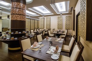 2 間餐廳；供應早餐、午餐和晚餐
