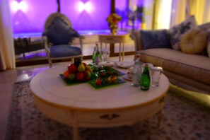 Royal Western Villa | Área de sala de estar | Televisión de pantalla plana y chimenea 