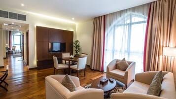 Flat-screen TV, fireplace