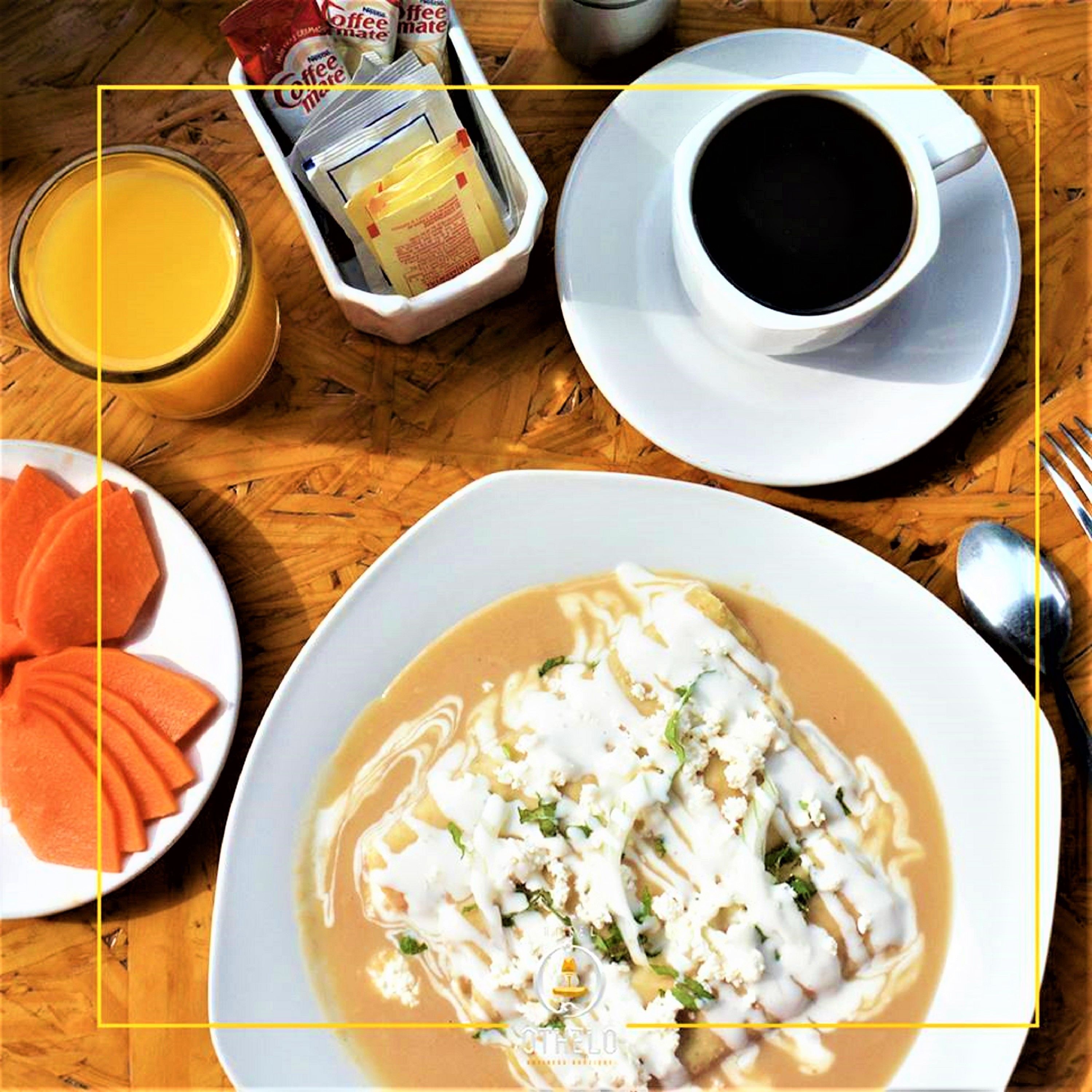 Un desayuno con una taza de café, un vaso de jugo de naranja y un plato de sopa adornada con hierbas.