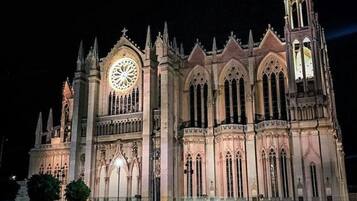 Una gran catedral con un ventanal circular destacado y varias agujas.