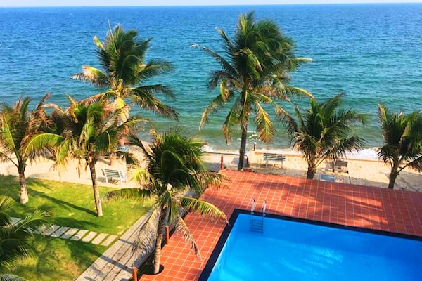 Kolam renang outdoor, dengan kursi berjemur