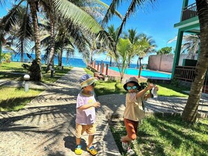 Outdoor pool, pool loungers - Hiep Hoa Resort (Phan Thiet)