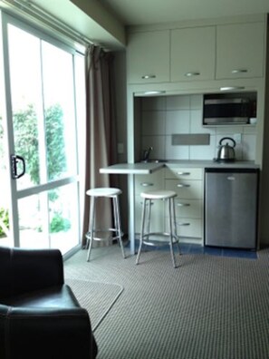Studio Apartment | Private kitchenette | Fridge, microwave, coffee/tea maker, electric kettle