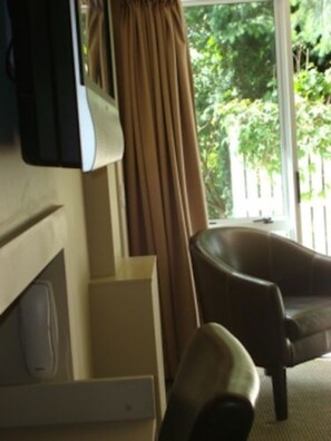 Studio Apartment | Living area | Flat-screen TV, DVD player