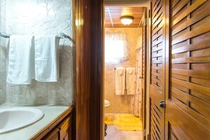 Apartamento standard | Banheiro | Chuveiro/banheira combinados, toalhas de banho